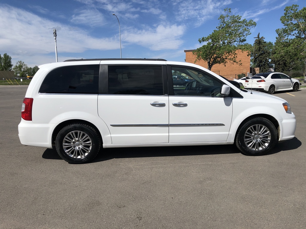PreOwned 2014 Chrysler Town & Country 4dr Wgn Touring w